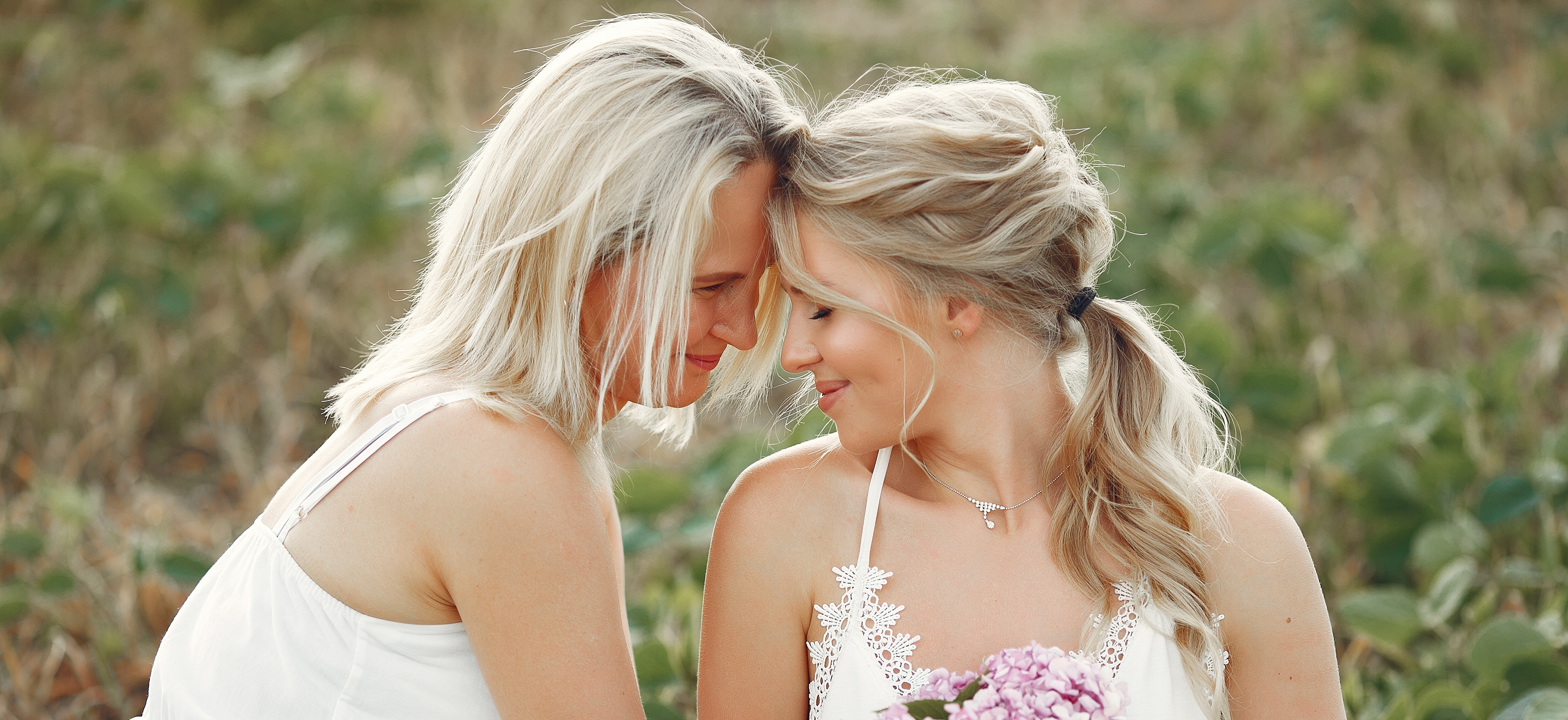 Twee vrouwen die samen trouwen, passend bij een inclusieve bruiloft